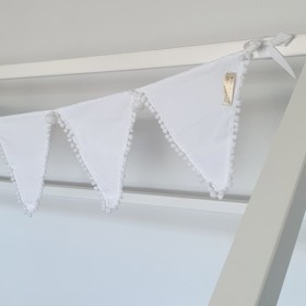 Plumi grinalda com bandeirolas de algodão branco 160x 25cm